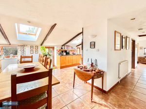 Kitchen/Breakfast Room- click for photo gallery